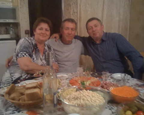 Исходное фото: размытый шумный снимок семейного ужина